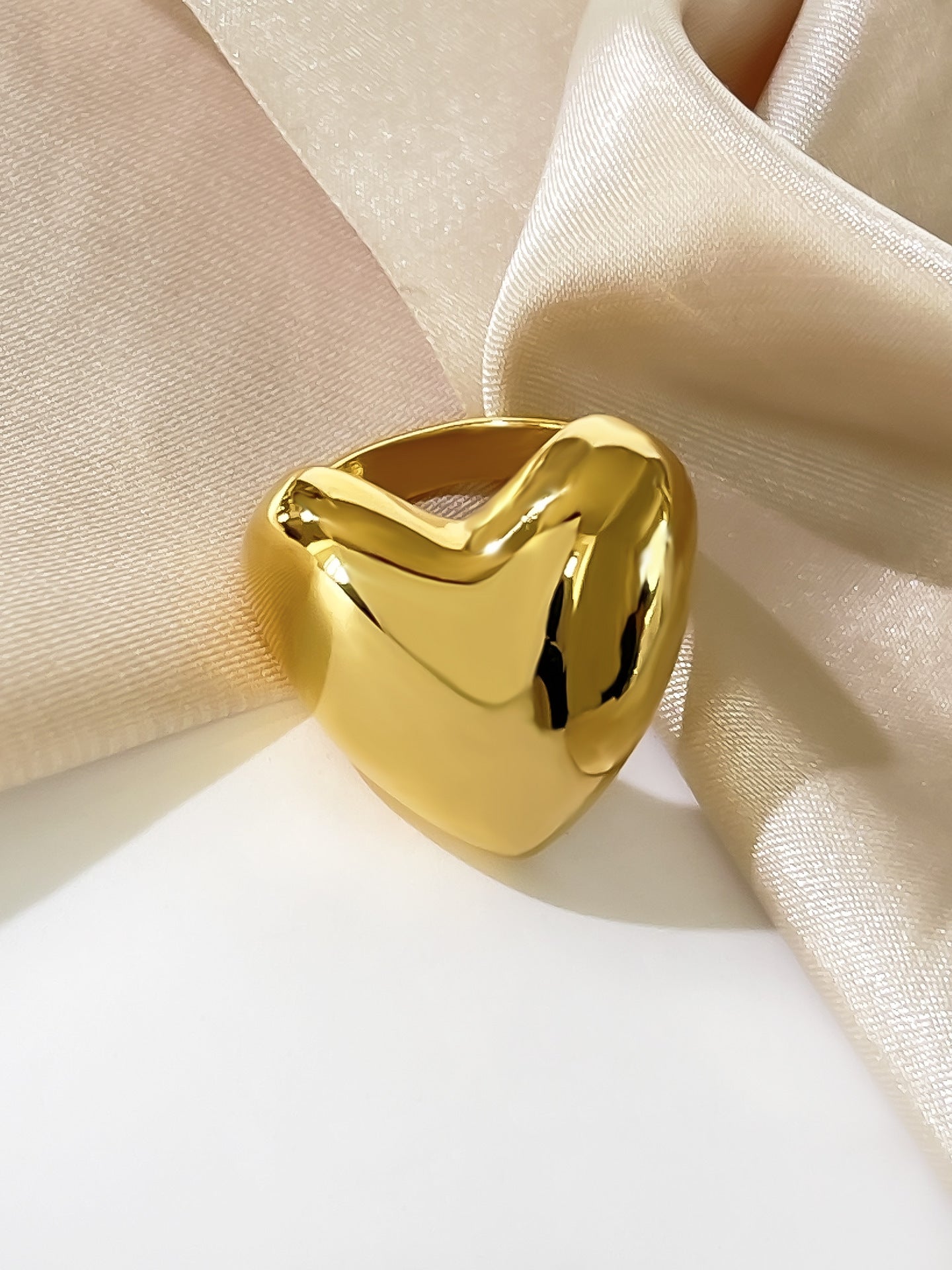 Fashion Titanium Steel Glossy Love Shape 18K Gold Ring