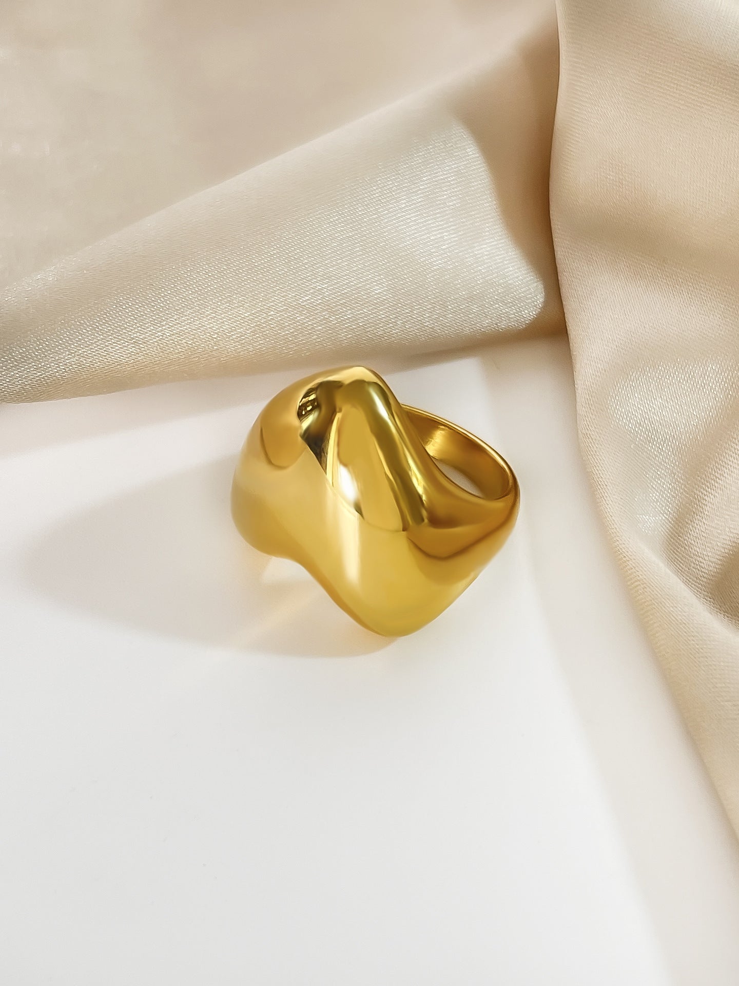 Fashion Titanium Steel Glossy Love Shape 18K Gold Ring